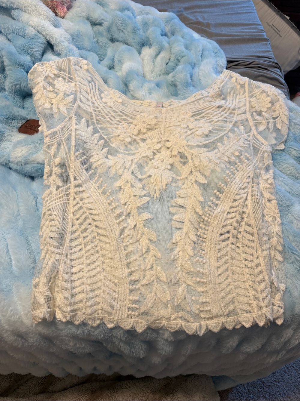 2 hearts Women's White Embroidered Lace Top
